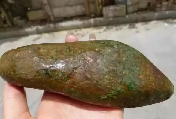 |“神仙难断寸玉”!赌石中,什么样的翡翠皮壳容易出高货?