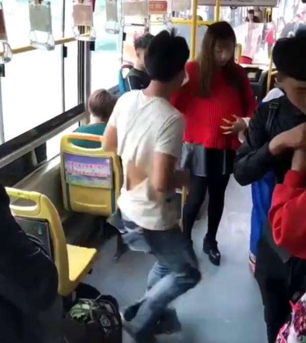 “车都买不起还生孩子”孕妇公交车上被嘲讽，大爷一句话怼得漂亮