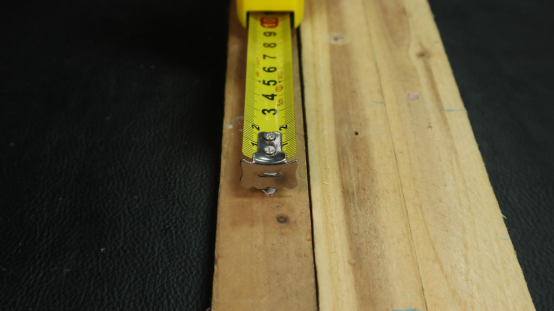 家里有卷尺的要留意,我也是今天才知道,原来卷尺上还隐藏小开关