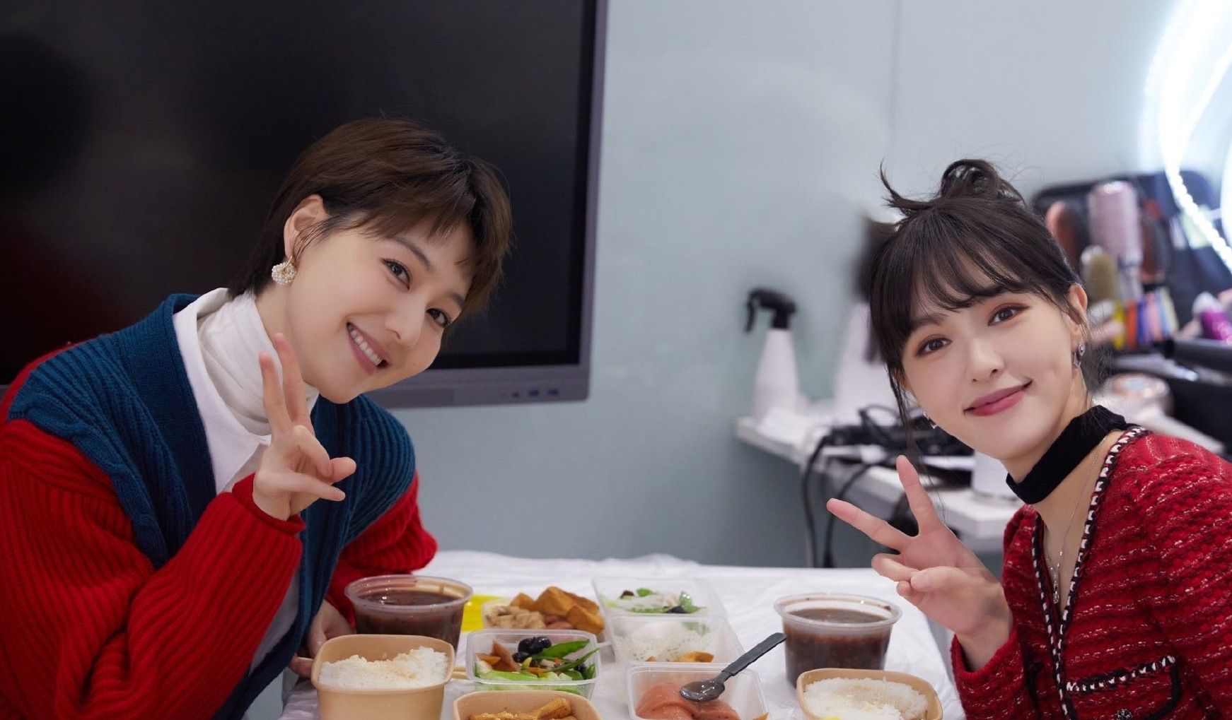 王源|继佟丽娅之后，唐嫣主持东方卫视春晚，女演员跨界当主持人好养眼