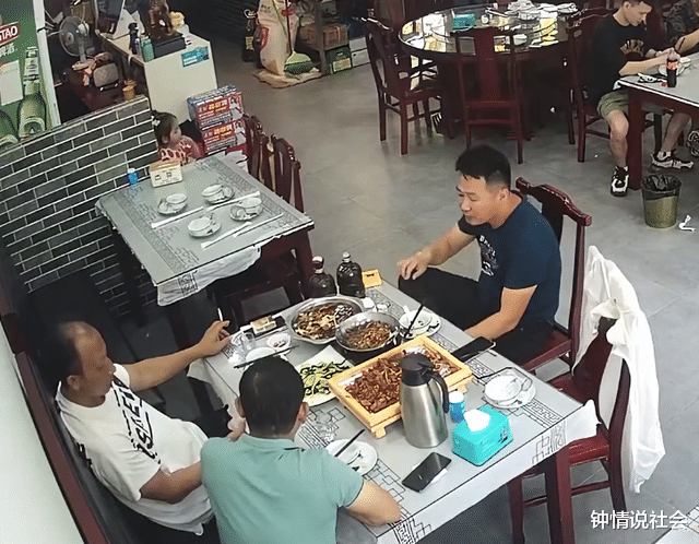 安徽一男子正用餐,老板家萌娃突然走到身边求抱抱,细节让人感动