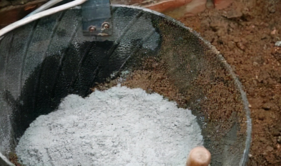 为什么和水泥要加洗衣粉？听了老泥工的分析，懊悔我家没有早知道