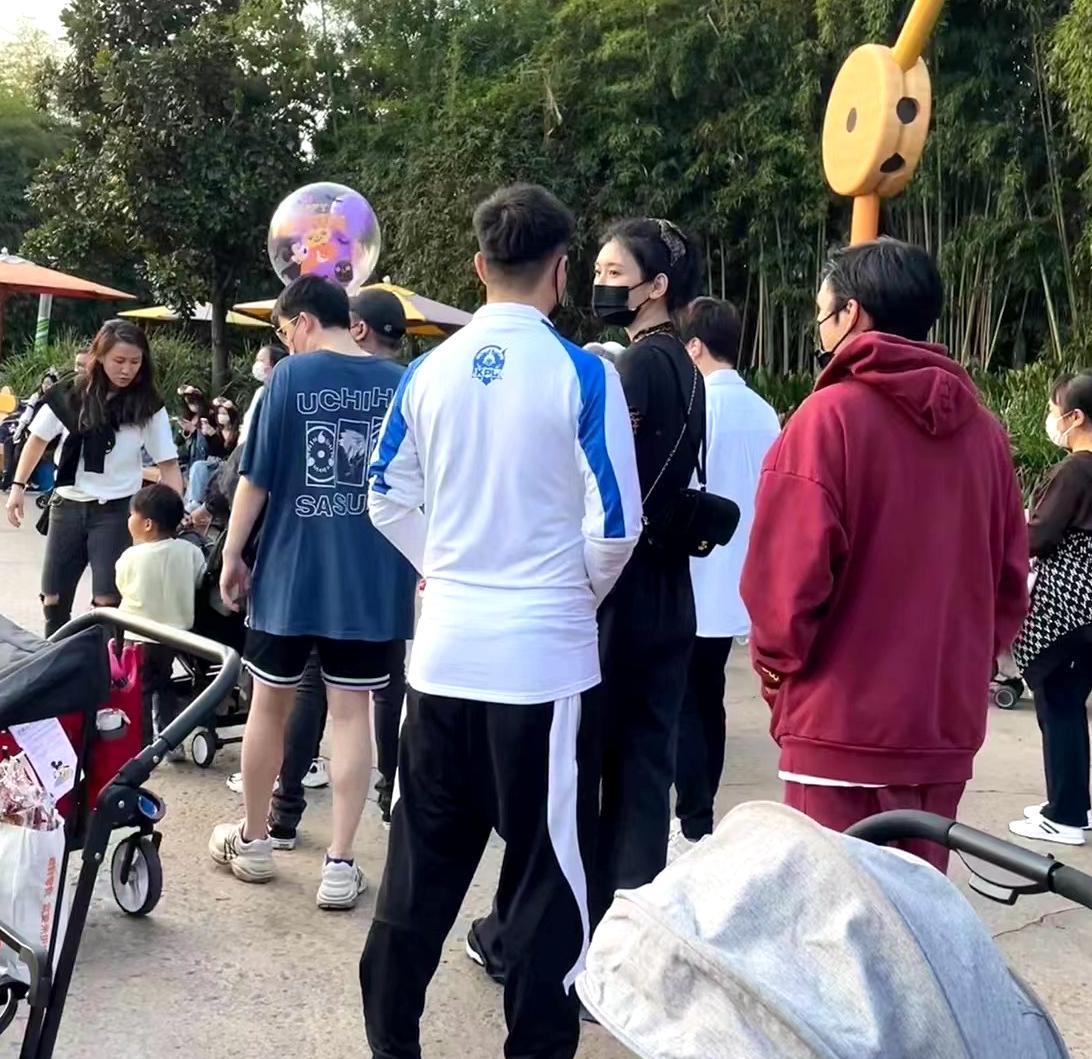 奚梦瑶|何猷君夫妇带儿子出游庆生，奚梦瑶背俩香奈儿包尽显赌王儿媳贵气