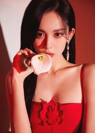 古力娜扎|古力娜扎晒健身照秀事业线，五官挑不出瑕疵，不愧内娱颜值天花板