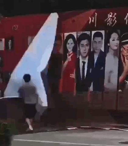 李易峰|李易峰作品被下架,母校撤下其海报,伤透川影校友的心,与其割舍