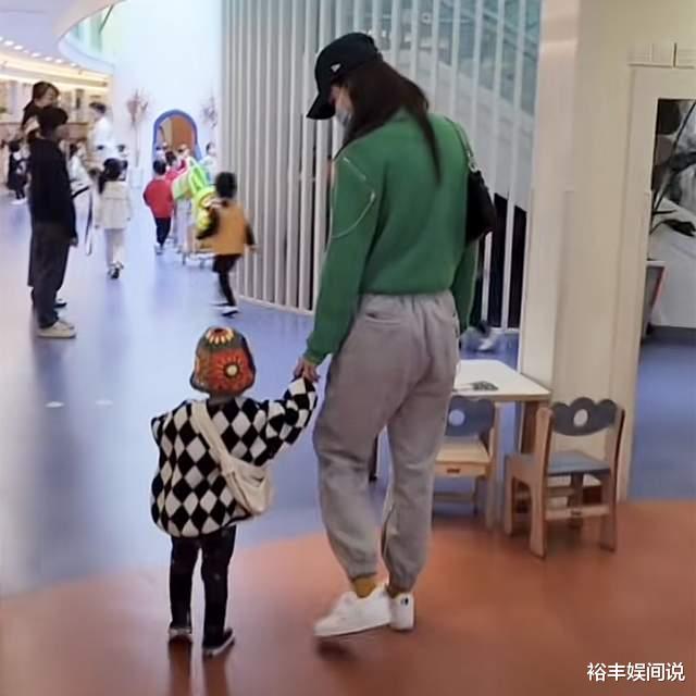 赵飞燕|林峯一家三口挑选幼儿园!确定女儿在上海就读,背包带娃好暖心