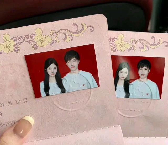 |严君泽晒出结婚证宣布结婚，妻子捂着嘴一脸娇羞，画面特别甜蜜