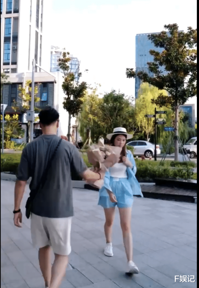 陈展鹏|陈展鹏搞笑方式送花给太太 单文柔感激老公提前下班一家一起吃饭