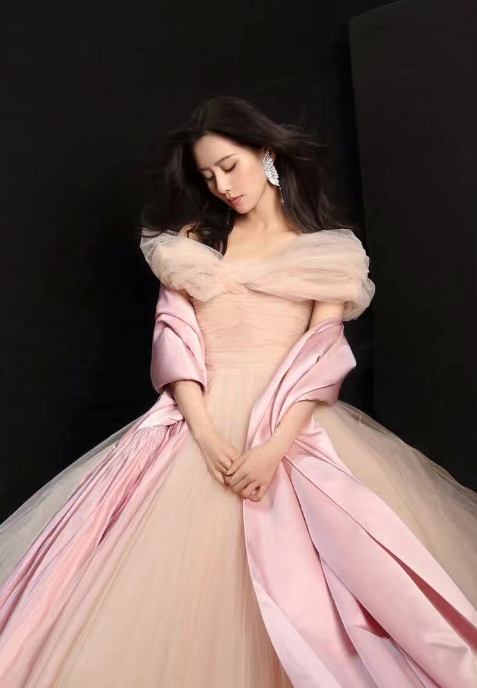 粉色|刘诗诗新造型美死了！穿粉色高定拍宣传照，变“小精灵”造型封神