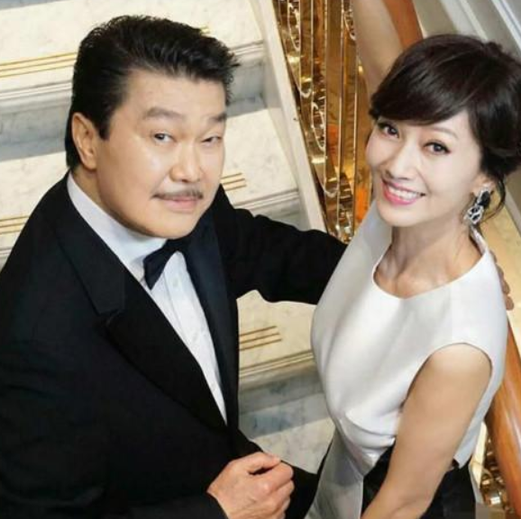 赵雅芝晒出自己的豪宅,楼梯扶手都镀金的,生活过得像贵妃