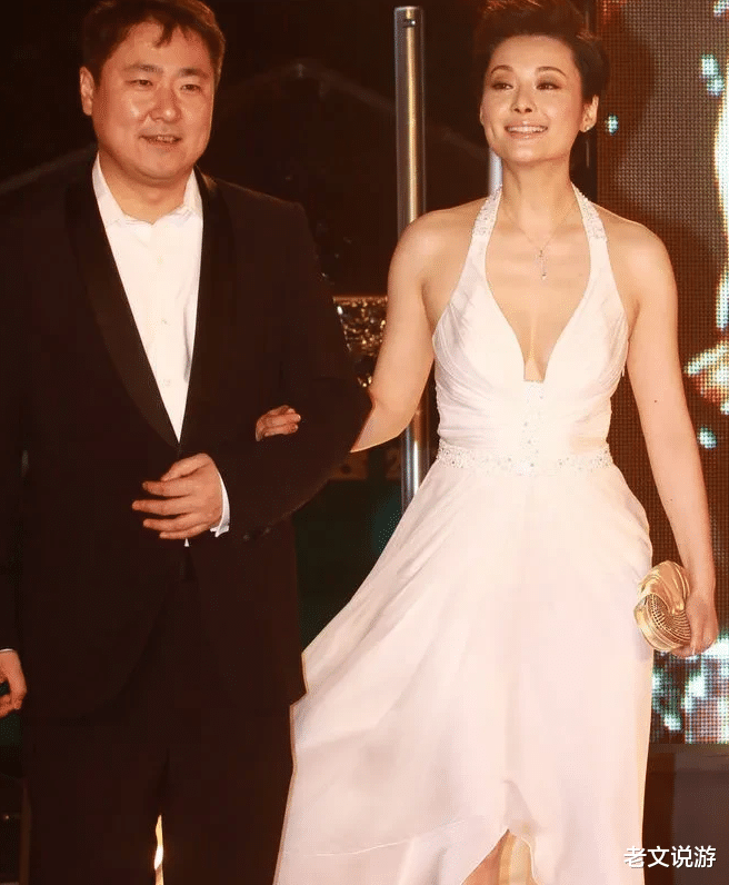 袁立|袁立昔日和博纳老总于东牵手走红毯！她穿紧身红裙大秀饱满身段