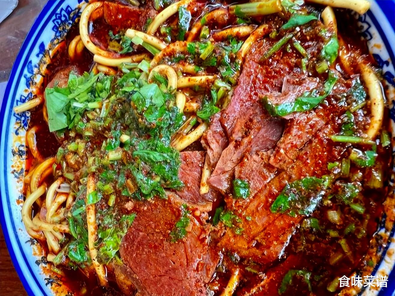 山西临汾牛肉丸子面，当地特色美食，香辣解馋又过瘾，好吃到流泪