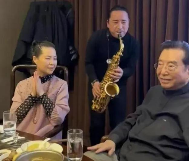 李双江|疑李双江一家三口其乐融融，你们可还记得10年前那个受伤的女孩子