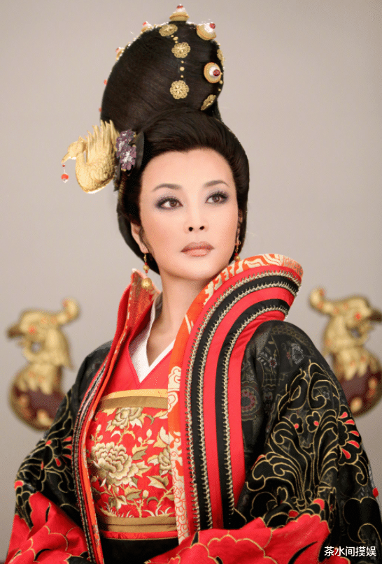 杨紫琼|拼打戏、玩唱跳、身材婀娜…这5位年到60的女星一个比一个“卷”