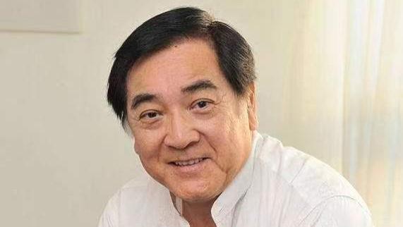 秦沛|秦沛国外吃盒饭被偶遇！77岁头发花白身体硬朗，与二婚妻子很恩爱