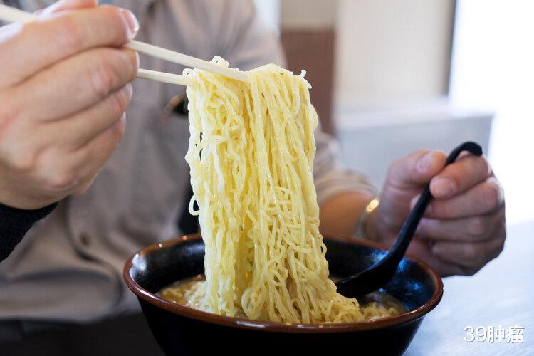 放几天不坏,鲜面条里面加甲醛?食用后或增加癌症风险,如何分辨