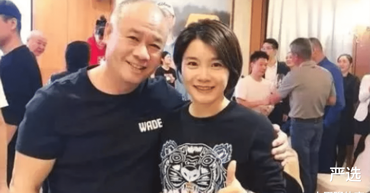 剃须刀|李宁如今满头白发身价百亿，57岁妻子风韵犹存，儿女双全特幸福