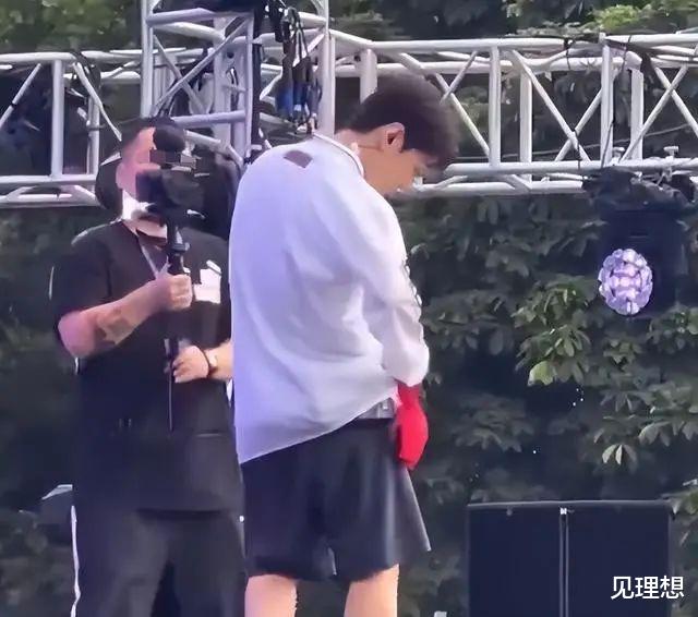 疯狂|某说唱歌手舞台上被扔红色Bra，捡起后不慎勾住衣服解不开，疯狂举动引热议！
