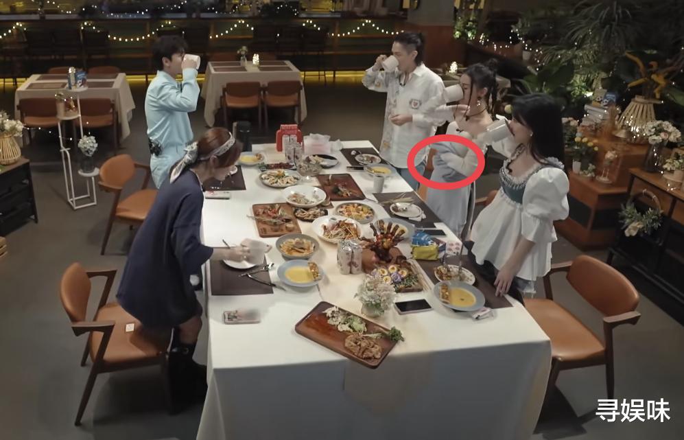 Angelababy|眼睛总是瞪得像铜铃，穿性感礼服拿着外套遮，杨颖首期行为惹争议