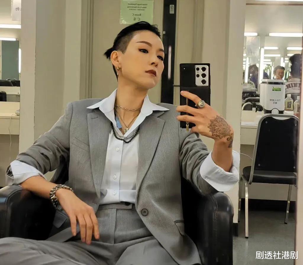 TVB|TVB视帝素颜憔悴现身!头顶秃一片现中年危机,与剧里形象反差大