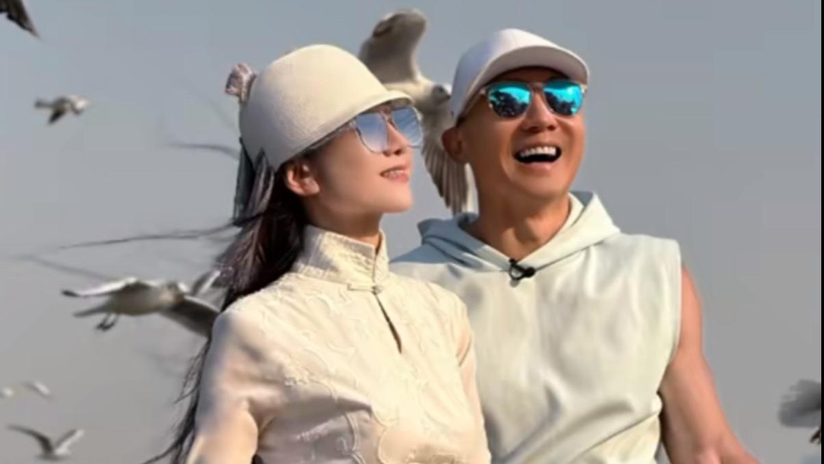 杨丽萍|64岁杨丽萍与刘畊宏合拍大片，10cm指甲抢镜，直播间一起跳孔雀舞