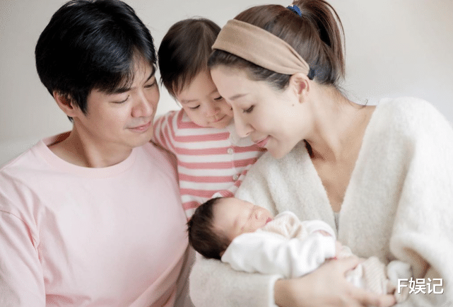 杨怡|罗仲谦杨怡晒一家人在家的温馨日常 女儿和儿子额头贴额头很有爱