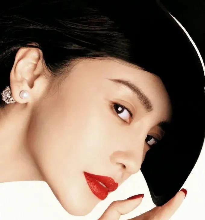 Angelababy|Angela baby红裙似火登上ELLE月刊,侧颜与姚晨和秦岚相似度极高!