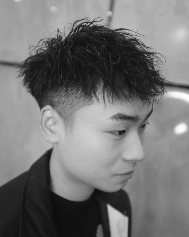 发型 男人过了40岁，少留这2种“油腻发型”，多剪另外3种，清爽更有型