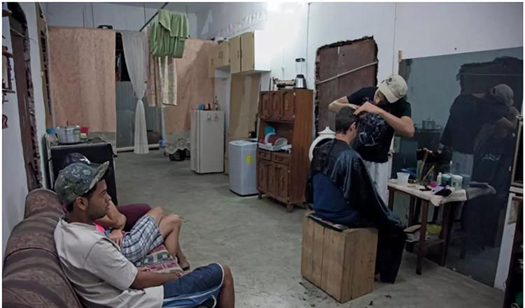 杭州|45层高烂尾楼，不通水不通电，没电梯上楼要花2小时，却住满了人