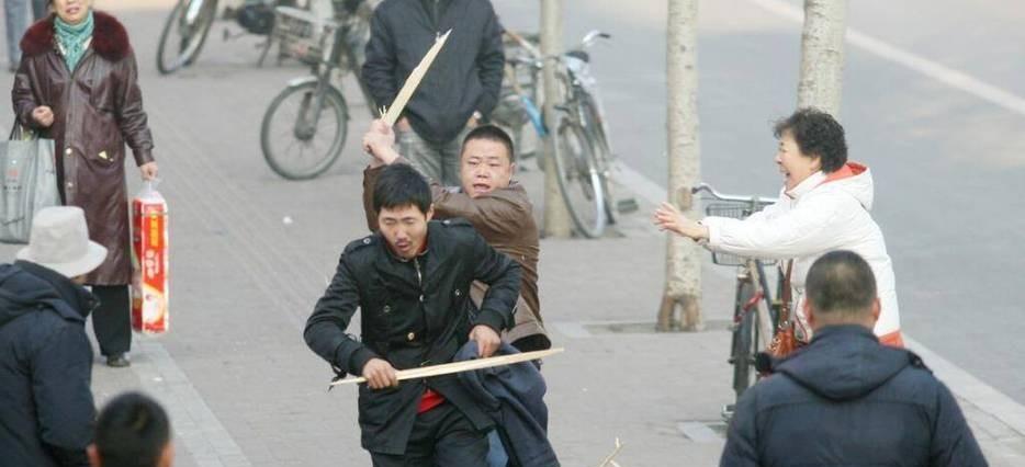 纪实:深圳男子不想上班流浪街头睡在马路上,竟然还能找到女朋友