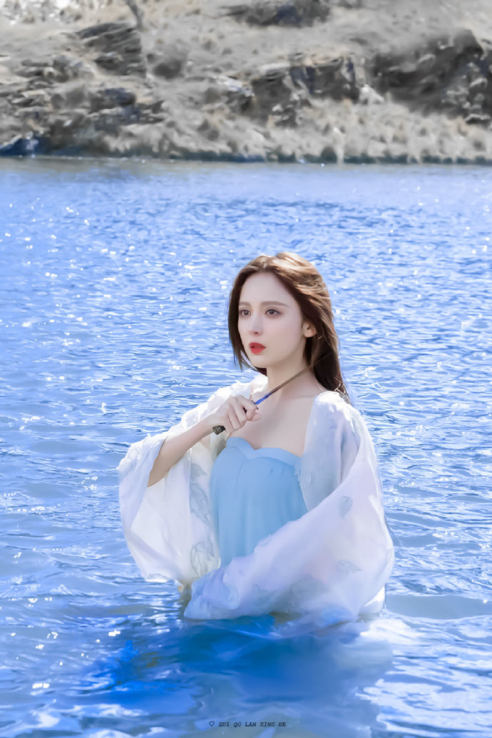 李秀满|娜扎在水光的氛围感下,美出新高度