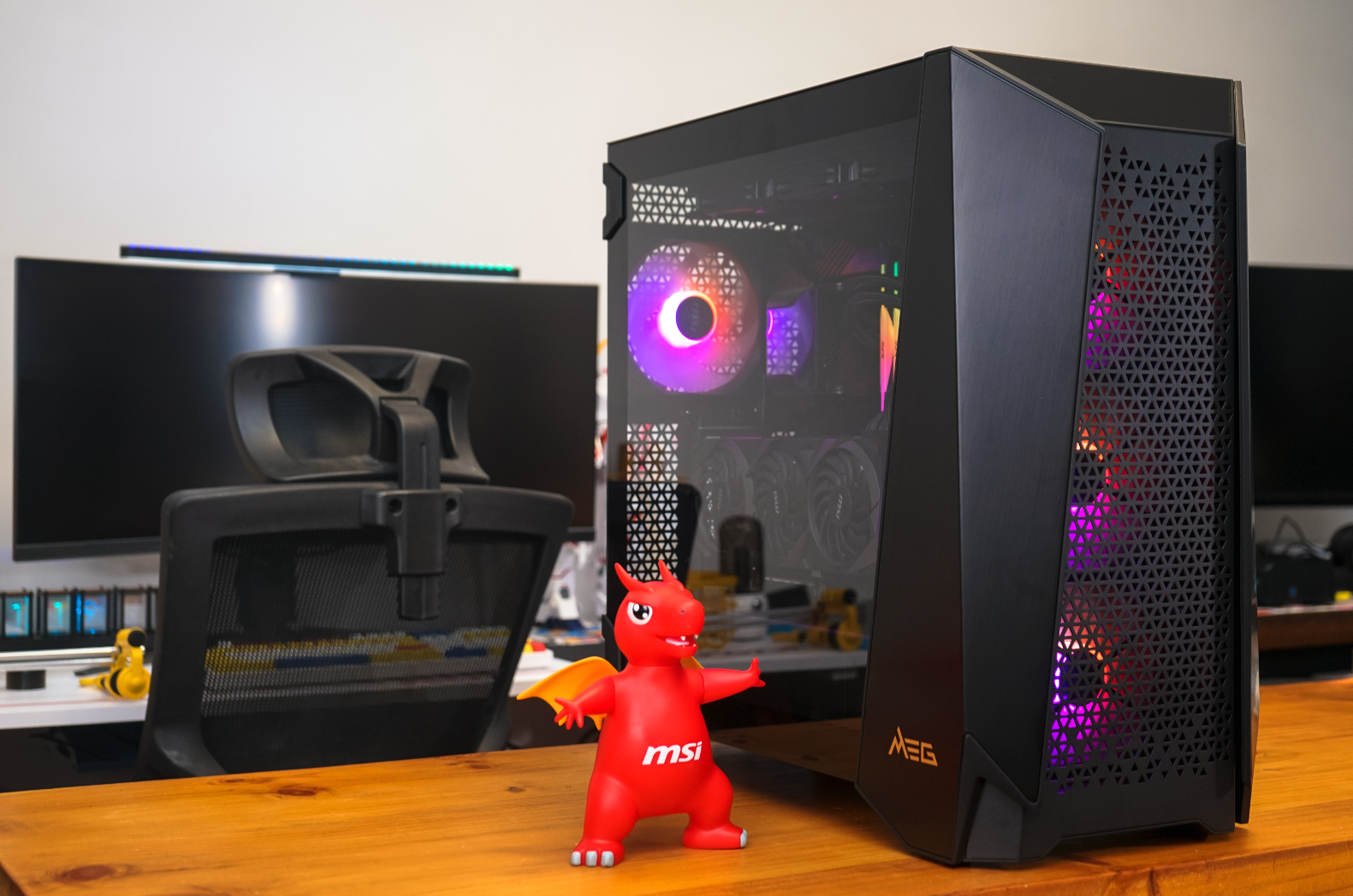 机箱|微星首款MEG机箱—PROSPECT 700RL战神开箱：风格凌厉、细节满满