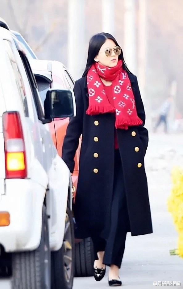 李湘|“富婆”李湘一改常态，穿长款松糕外套打造休闲风，衣品一目了然