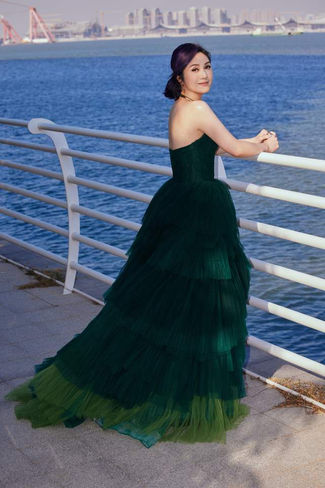 生图|18位女星红毯造型PK,一个比一个内卷,精修图就是漂亮,让人心动