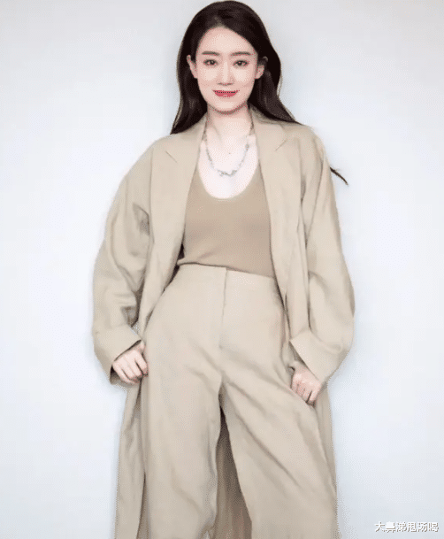 张小斐|35岁张小斐晒杂志硬照，眉眼冷淡红唇惑人，气质优雅高级感十足