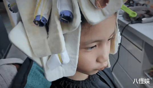 孙莉|黄磊孙莉陪孩子过暑假，一家现身寺庙，多多身高超多名男子太抢镜