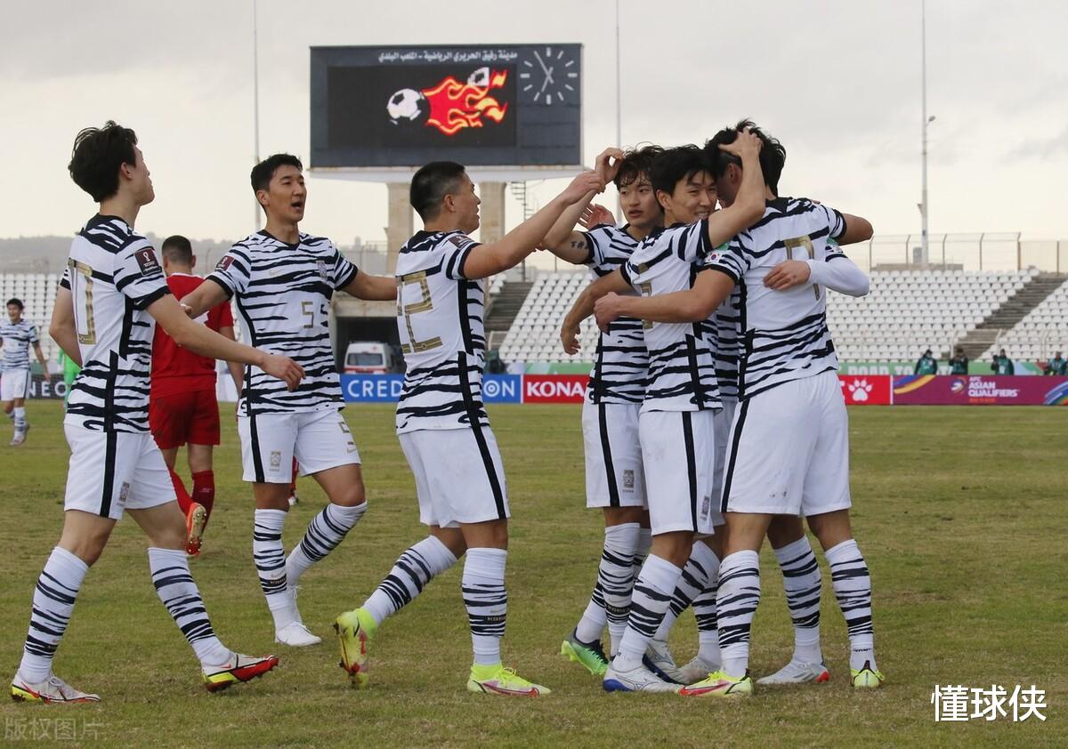 韩国队|2-0，4连胜！控球65%造6比0，亚洲第2支出线队诞生，国足劲敌出局