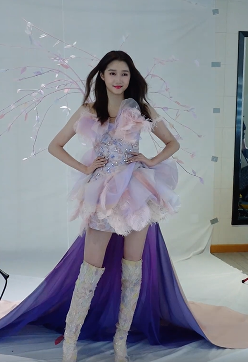 关晓彤|关晓彤春晚造型太性感！穿短裙露一截白净腿，身体涂亮粉皮肤闪光