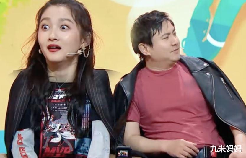 霍思燕|关晓彤穿空姐服，一双大长腿太显眼，和张小斐同款坐姿更显迷人