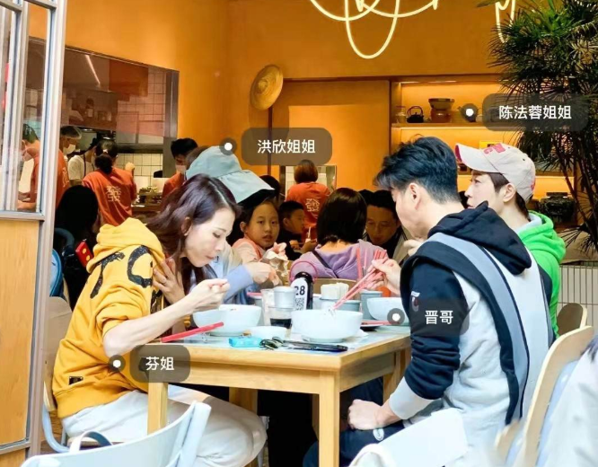 蔡少芬|蔡少芬张晋埋头吃路边摊，女方素颜瘦到脱相，皮肤松弛难掩老态