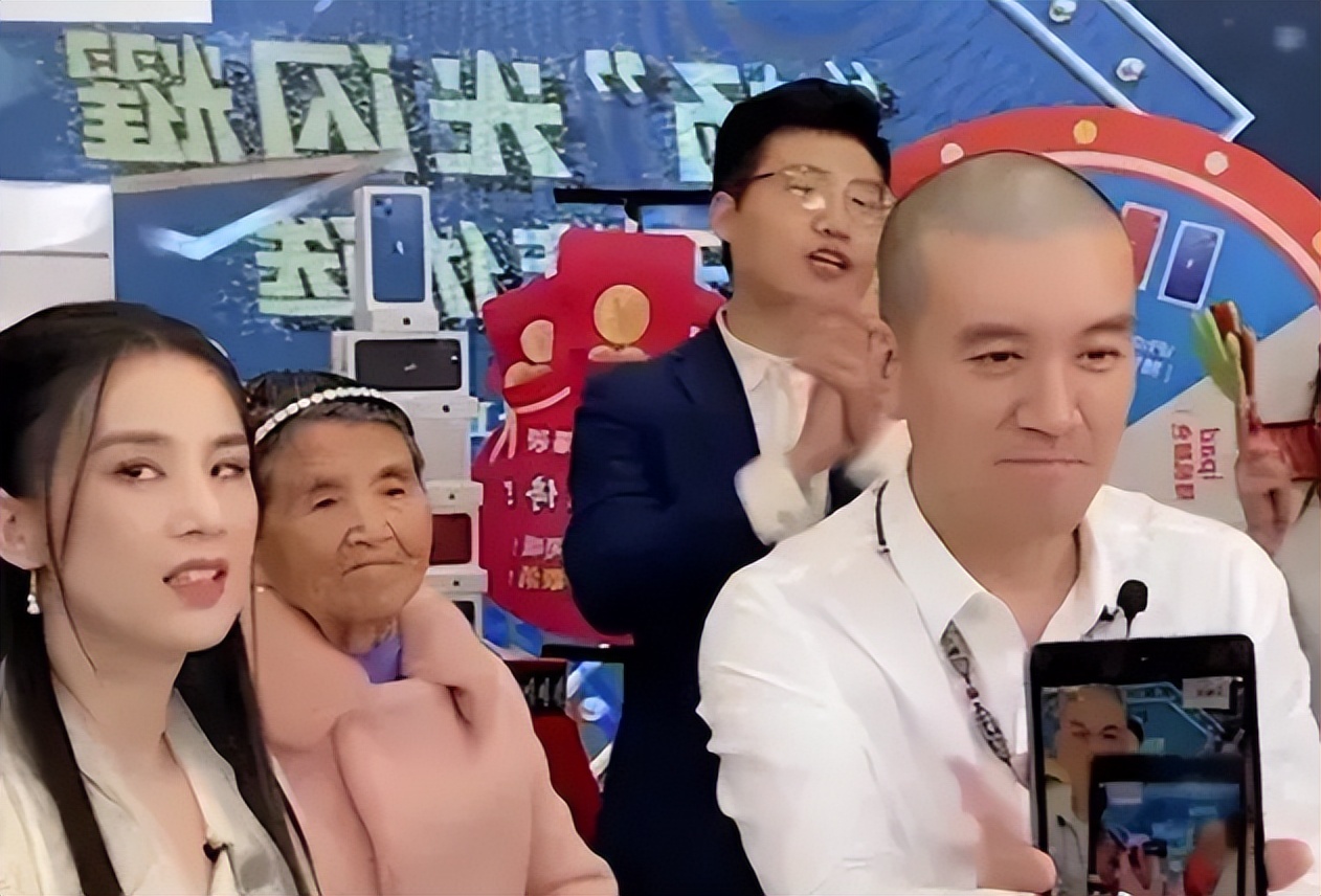 黄圣依|黄圣依九旬婆婆一天播两场,轮流帮2个女儿,网友:到底有没有钱?