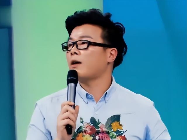 纪实:男子出差提前回家,发现女友穿睡衣和同事吃龙虾,女友:来不及