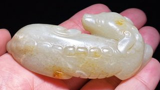 奇石|明 和田玉籽料 白玉 大权在握 玉狗 把件