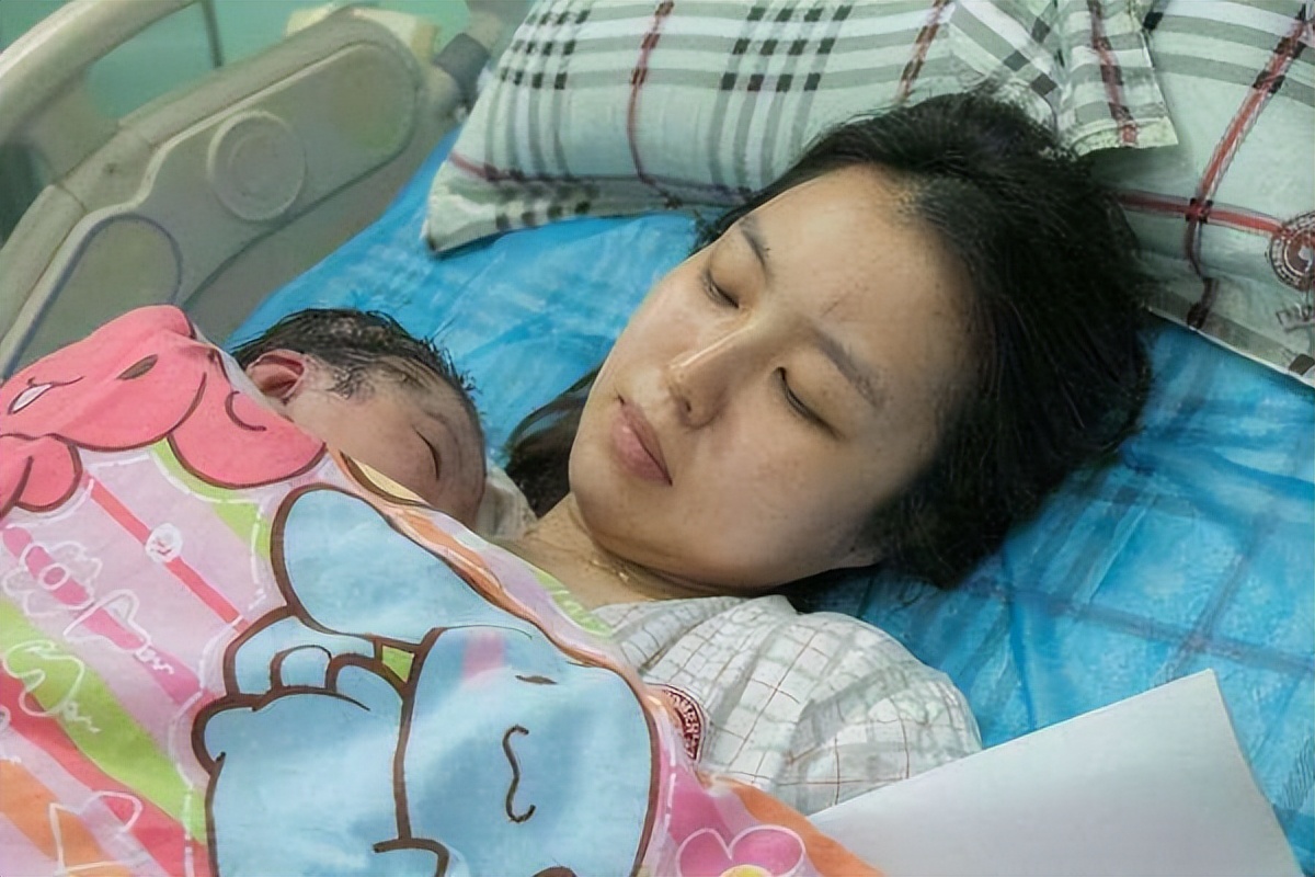 当年67岁大妈生女,老伴声称工资过万不会拖累子女,如今咋样了