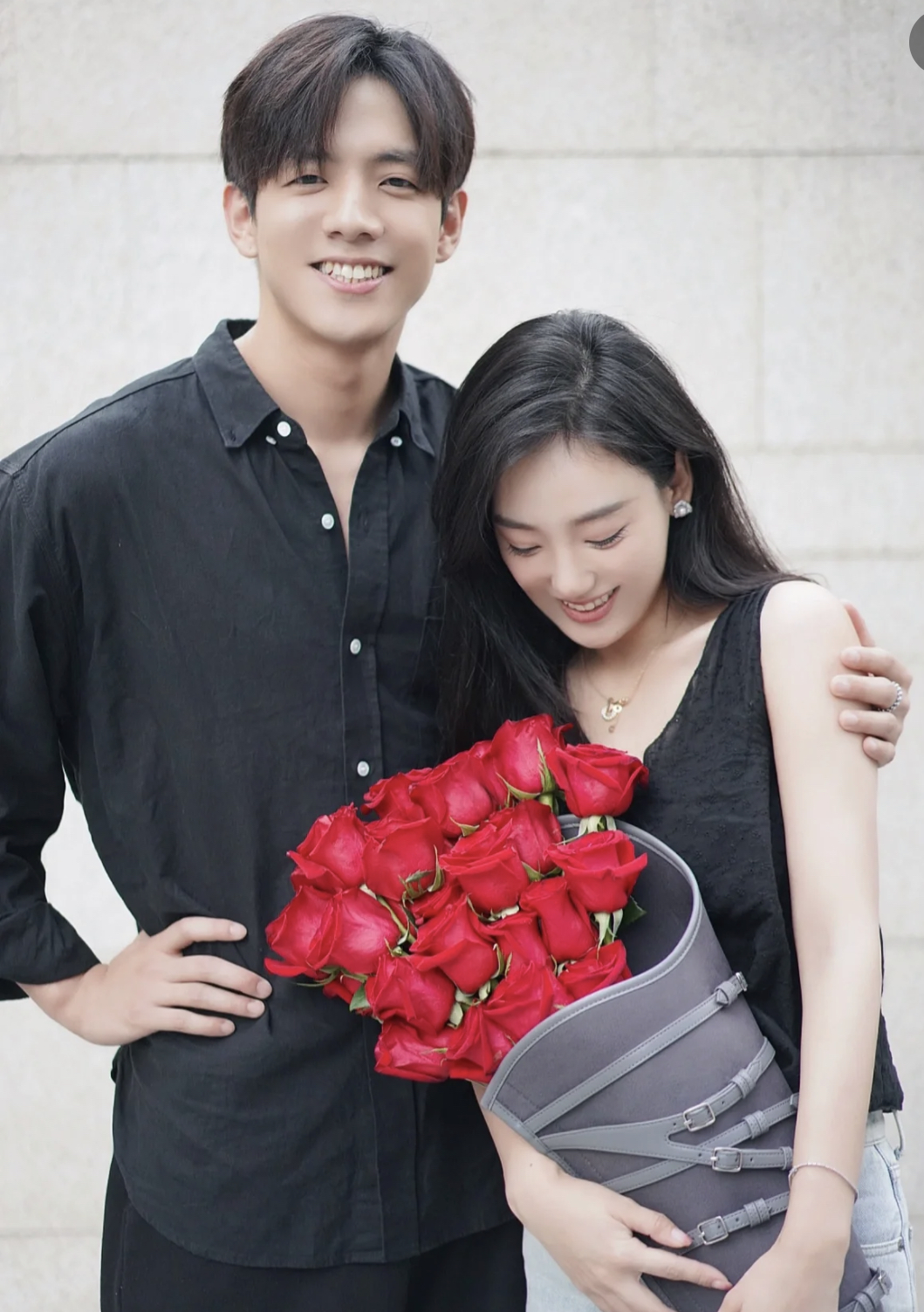 名花有主|“名花有主CP”甜蜜同框，冯雨捧着花满脸幸福，刘名凯真的做到了
