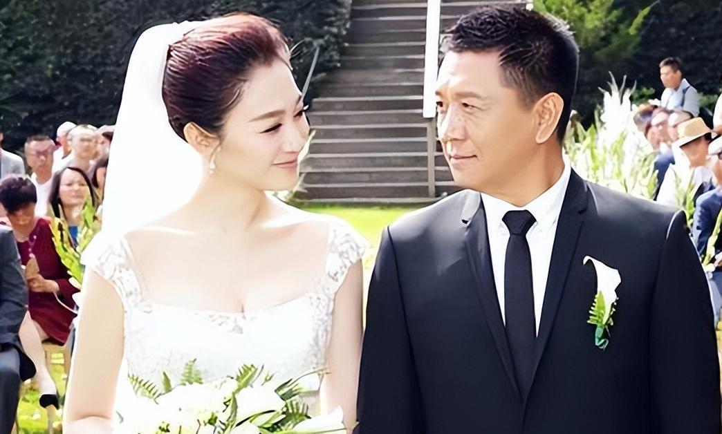 李小冉|李小冉：46岁无儿无女，嫁给男闺蜜7年真的幸福吗？