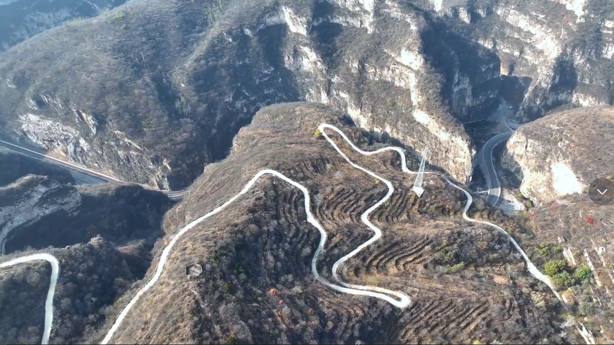 山西省|山西阳泉悬崖村,悬崖峭壁景色壮美,无人居住杂草丛生