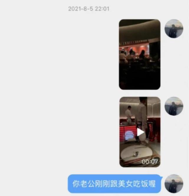 张嘉倪|张嘉倪官宣离婚后首现身，与人合影提不起精神，强颜欢笑闷闷不乐