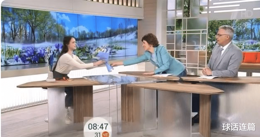 花滑|貌美如花！俄罗斯花滑千金参加节目，身着白衣分享金牌优雅大方