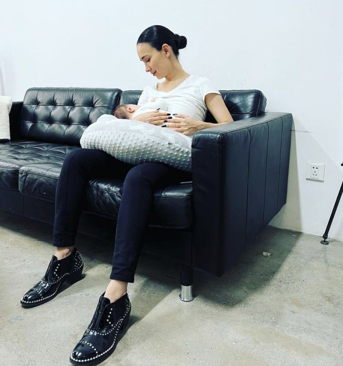 卢靖姗|卢靖姗圣诞节分享全家福，与韩庚穿情侣装，女儿继承爸爸的大长腿